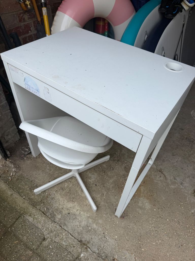 *FREE* Children’s bedroom desk