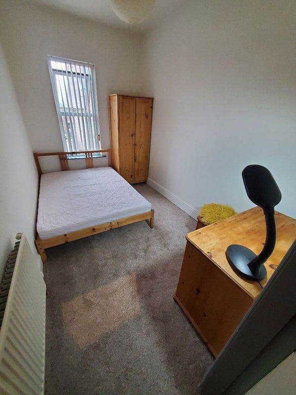 2 rooms available to rent - central Derby immediately