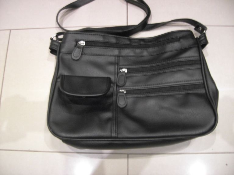 BLACK LEATHER CROSSOVER BAG