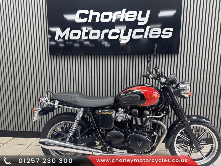 013 Triumph Boneville 865 retro cruiser in Black n Gold finish