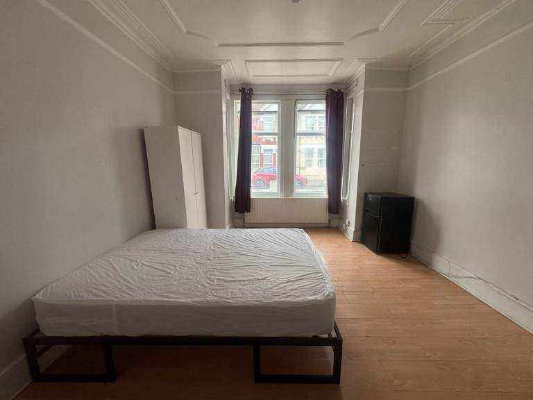 🪄🌸Sunny Double Room in Modern Flat | 5-min walk to East Ham Station | All bills included!   