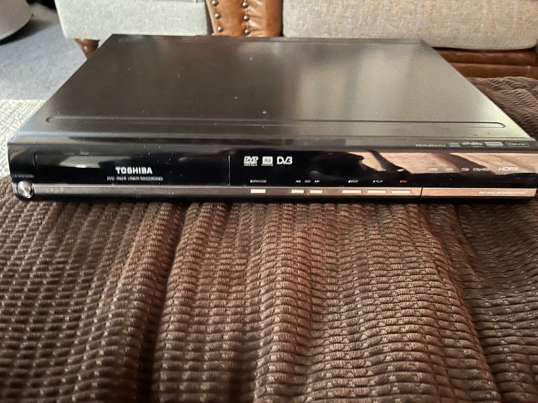 Toshiba DVD-RW/-R Recorder with DVB-T Tuner – Good Condition
