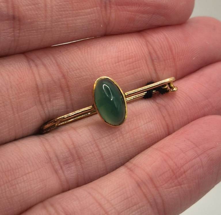 10ct yellow gold and green chrysoprase mini bar brooch