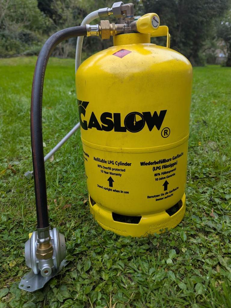 Gaslow 6kg Refillable LPG Cylinder with Regulator and steel safety locker.