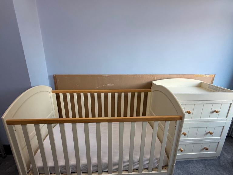 Mama’s and papa’s cot set 
