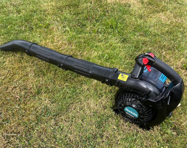 Makita 4 stroke petrol handheld leaf blower excellent condition. Lawnmower mower trimmer 