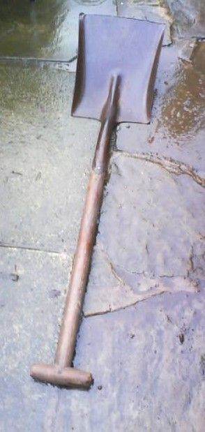 shovel. mod arrow  logo on. vintage shovel .torpedo handle. for stables. gradens solid fuel
