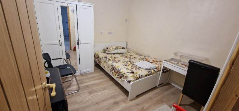 Double rooms to let in a beautiful house in gants hill 