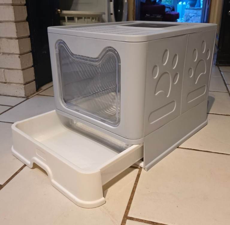 Grey/White Cat Enclosed Litter Box