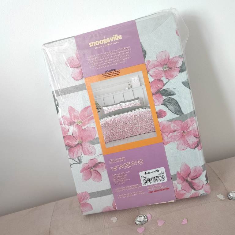 Snoozeville king size duvet cover set.
