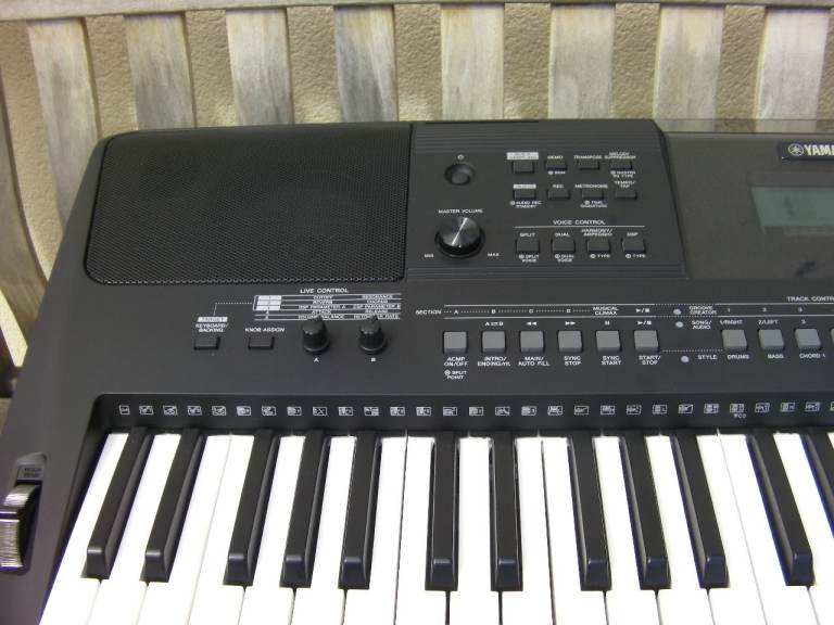 Yamaha E463 Music Keyboard with stand 