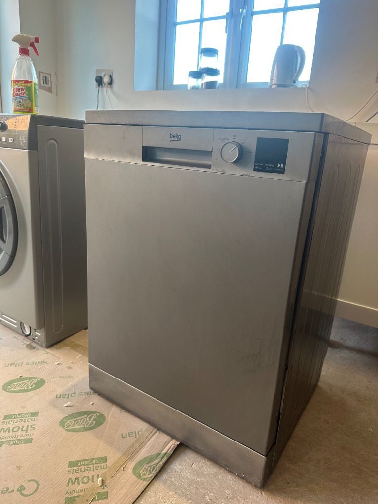 Beko Freestanding Dishwasher – Silver, Good Condition