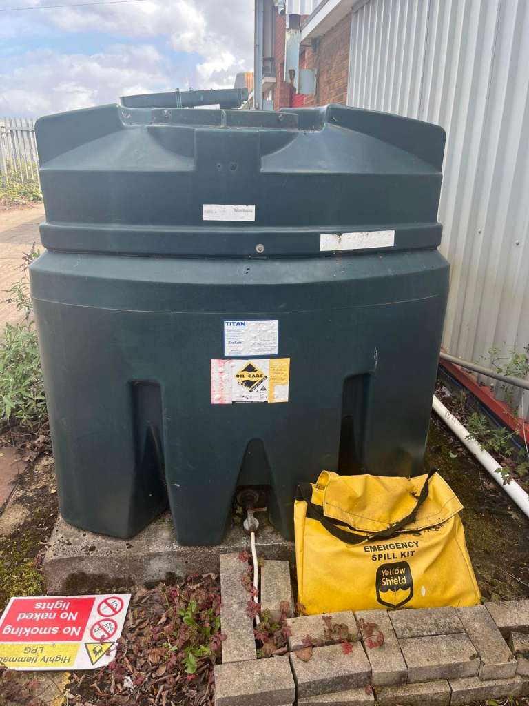 TITAN ES2500B OIL TANK