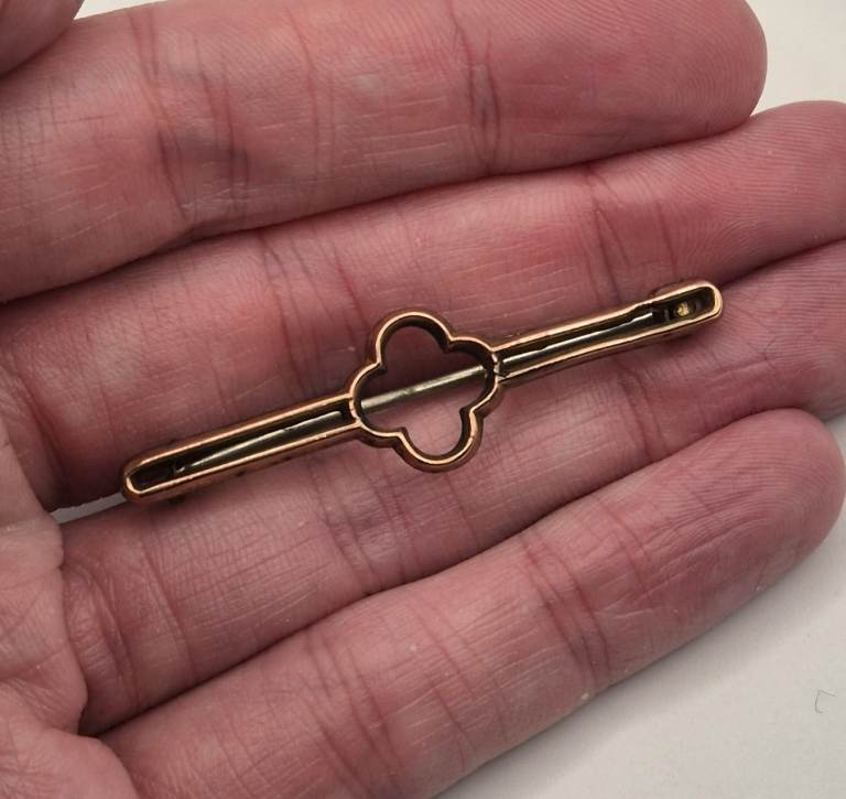 Vintage 9ct rose gold bar brooch
