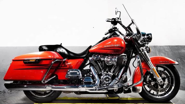 2017 Harley-Davidson Roadking 107 Stage 1 ,Vance and Hines ,many extras stunning