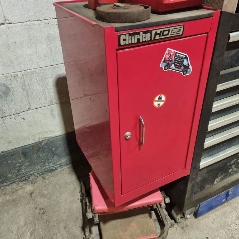 Side cabinet, side locker 