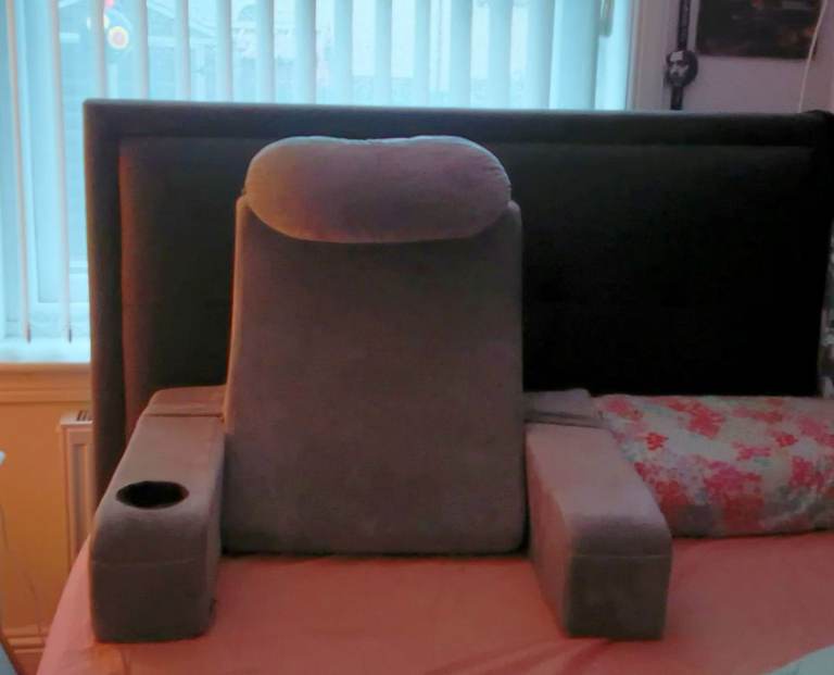 Reading Pillow/Back Support in excellent Condition. light Grey