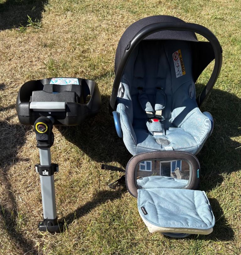 Maxi cosi car seat and isofix base 