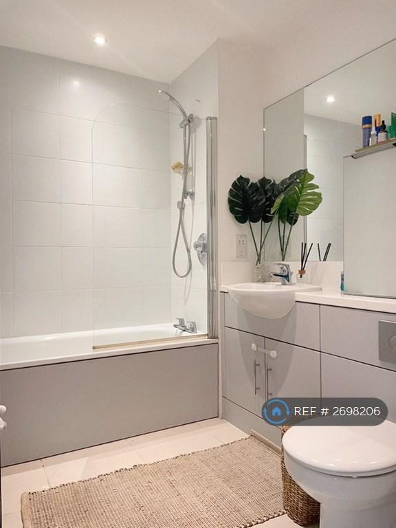 2 bedroom flat in Juniper Drive, London, SW18 (2 bed) (#2698206)