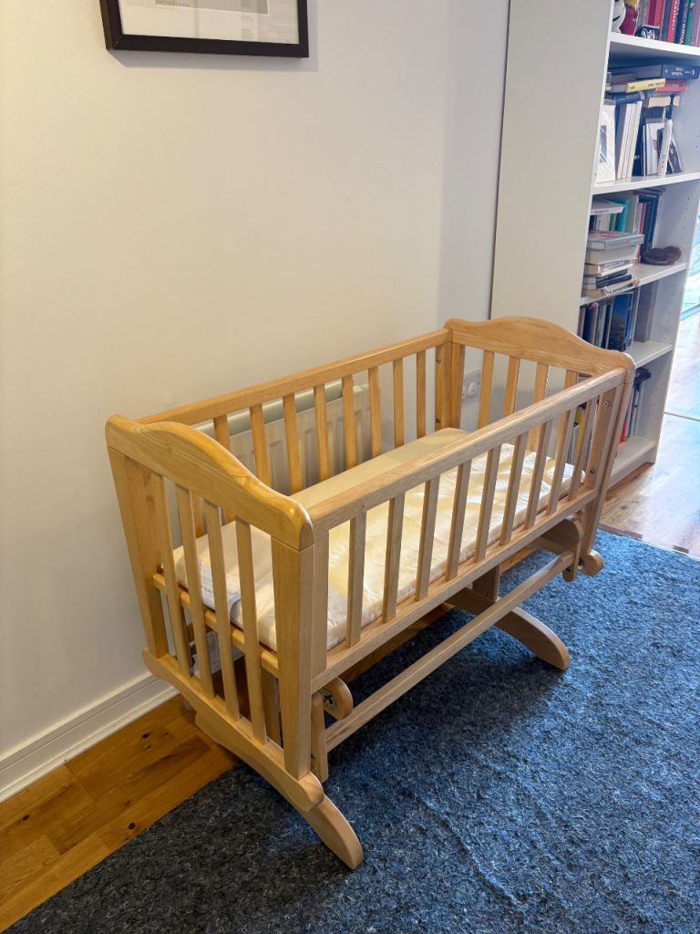 High quality baby cradle/crib with matress