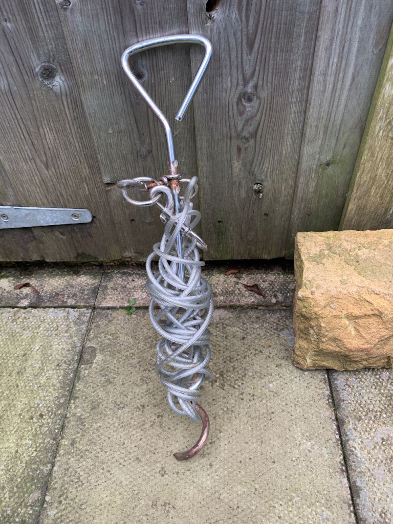 Corkscrew post with wire cable