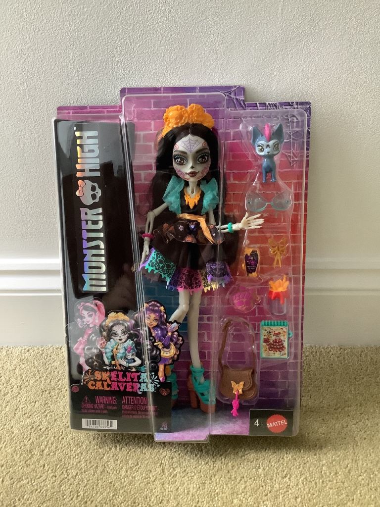 Brand new Monster High Skelita Calaveras doll & pet dog Candelita + accessories