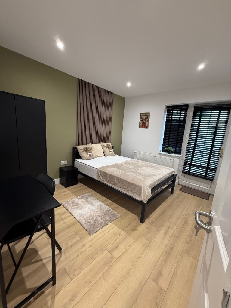 New Modern Double room TW20