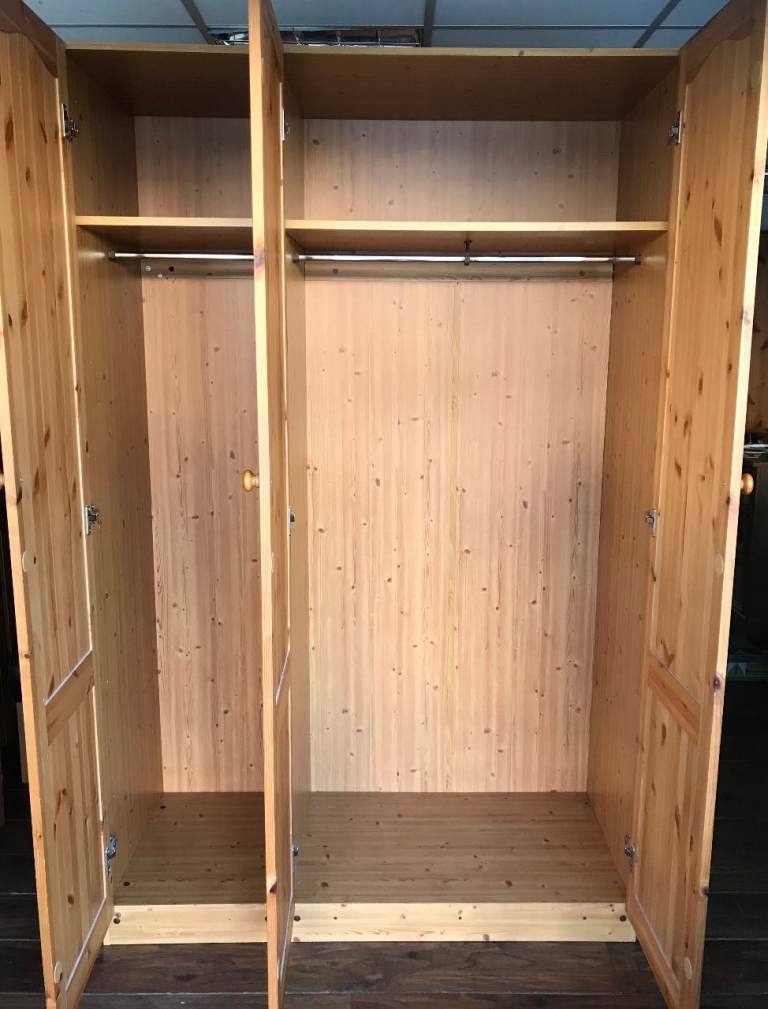 Pine 3 door wardrobe good conditions