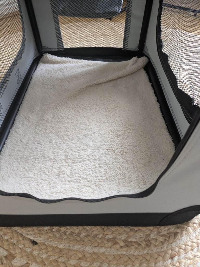 Foldable pet carrier / crate 