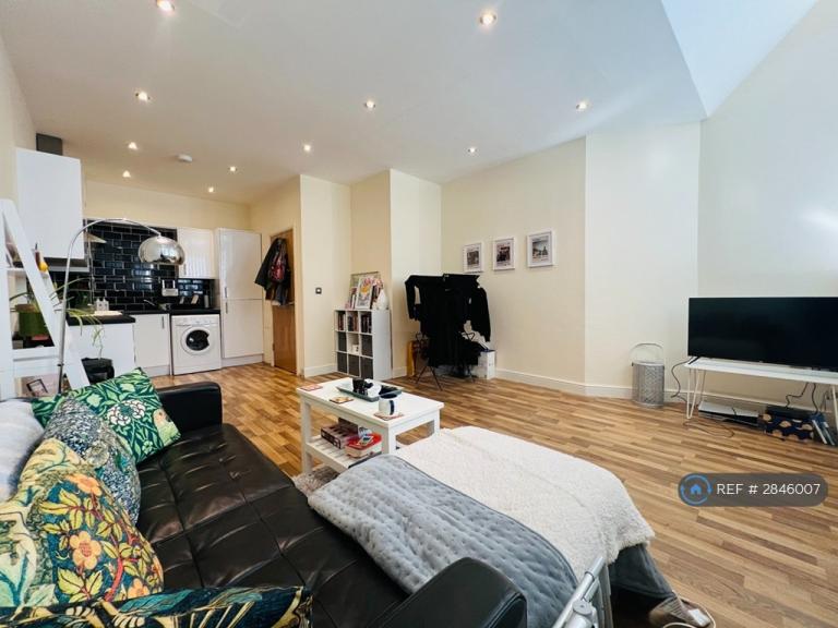 1 bedroom flat in Richardshaw Lane, Pudsey, LS28 (1 bed) (#2846007)