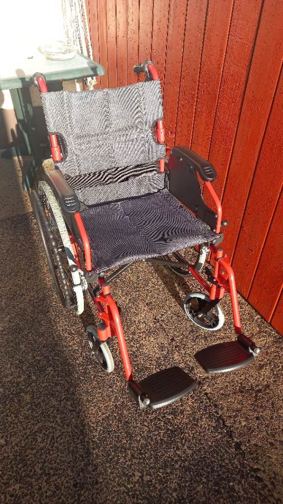 Self propelled wheelchair