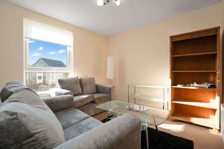 Contemporary, 2 bedroom, 2nd floor flat in Silverknowes – available NOW