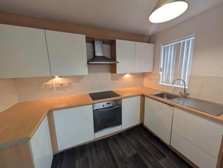 Bright & Lovely 2‑Bed in M40 – Unfurnished, Parking Available