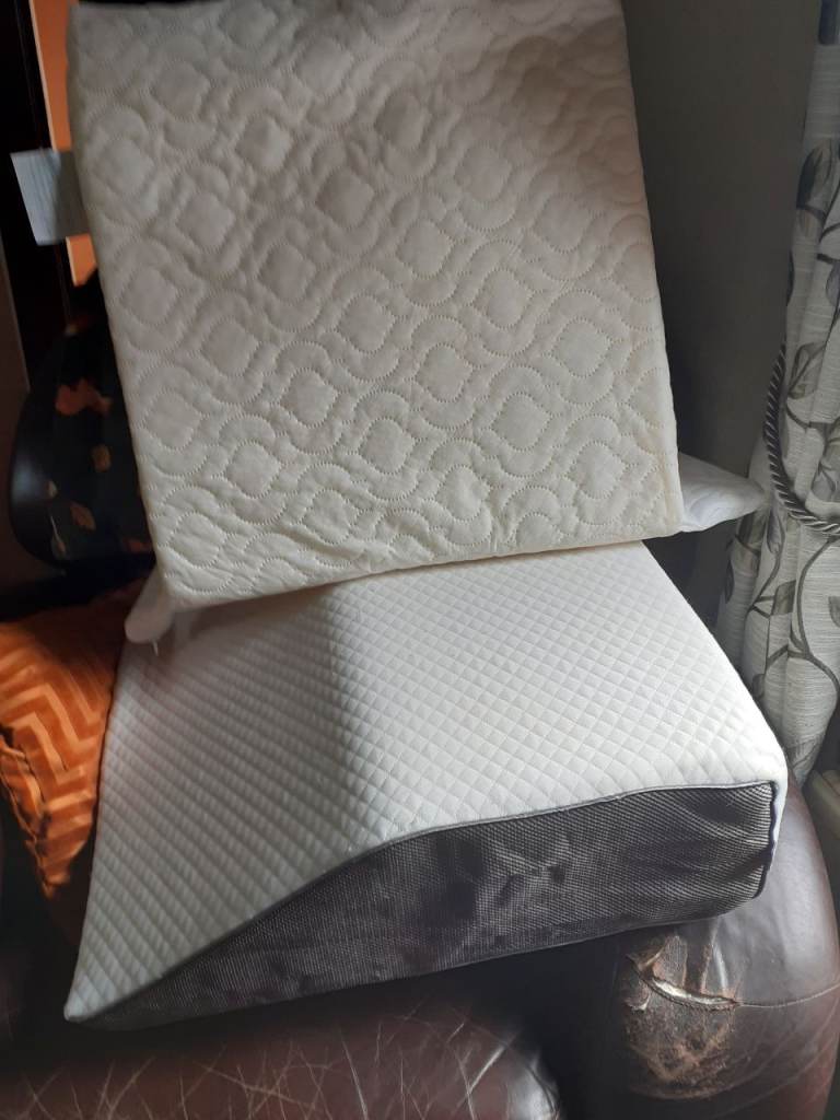 TWO ERGONOMIC SUPPORT PILLOWS