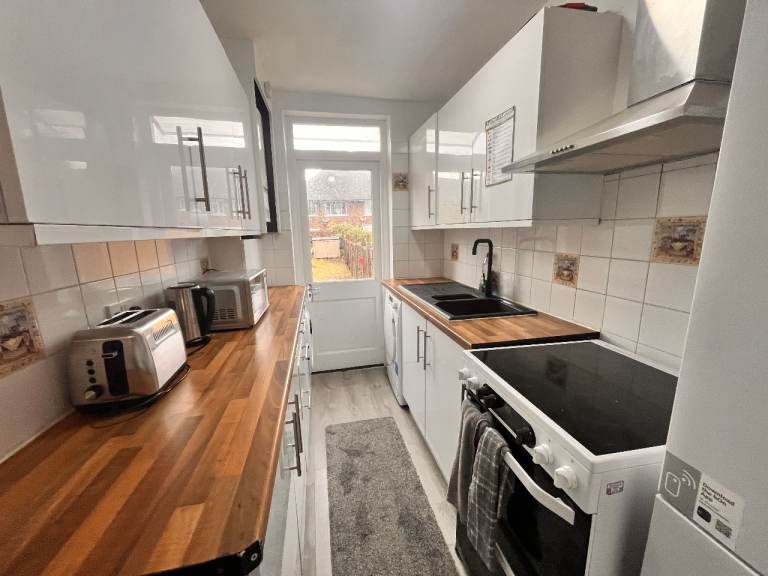 Stunning 3 bed House,receptions,private driveway,just by Mitcham £2500 pcm