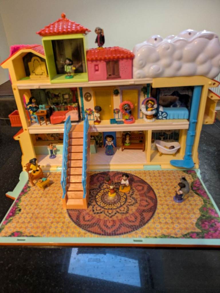 Interactive Disney Encanto Play House and Figures – Good Condition