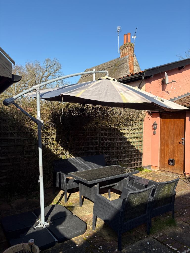 Laura James Grey Lean Over 2.9m Round Parasol & Base