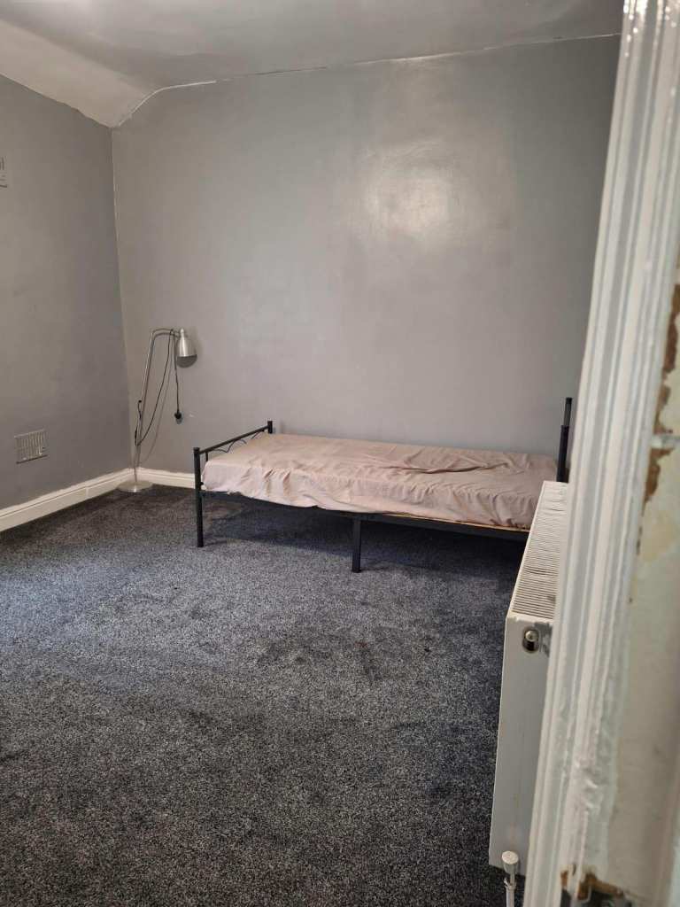 Spacious & Cosy Double Room For Rent AT BB9 9HJ