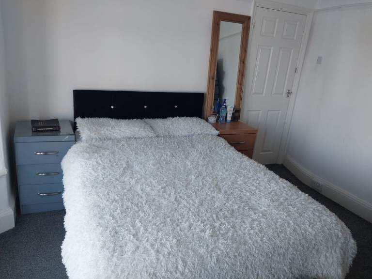 2 Bedrooms to rent in a 3 bedroom house