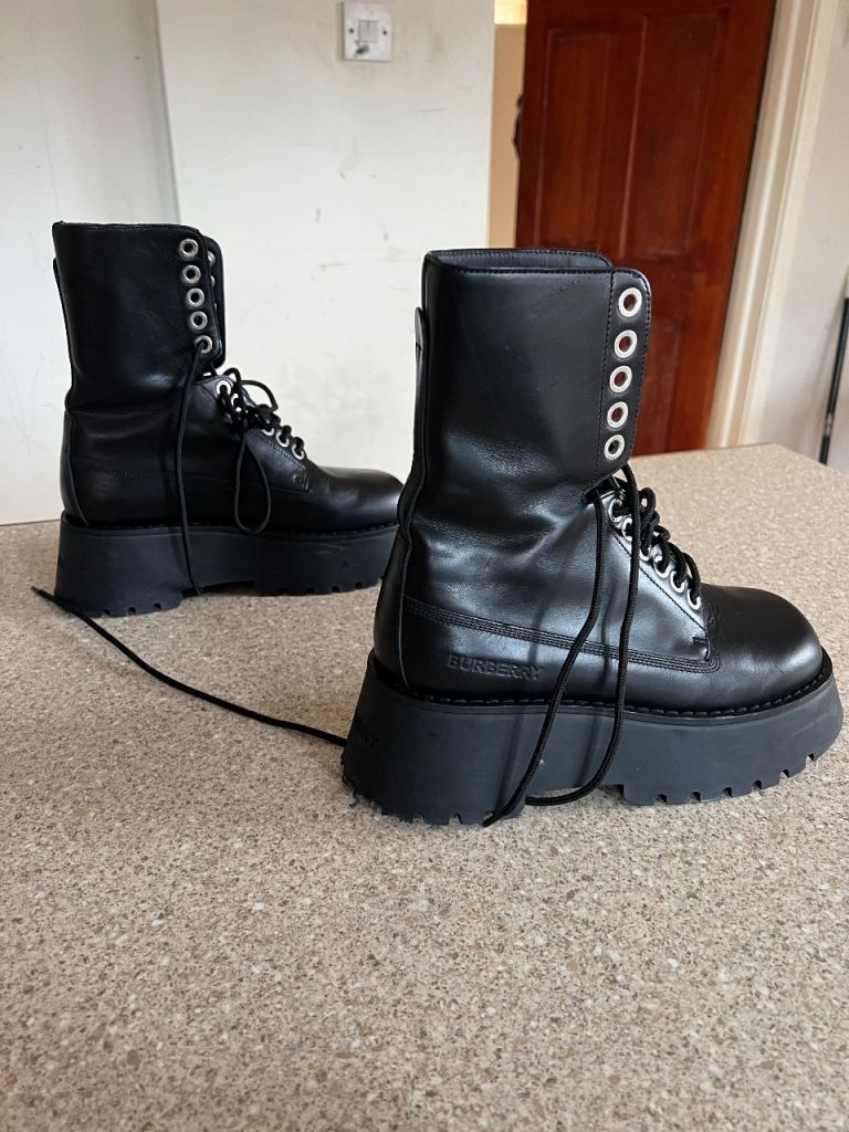 Worn once authentic Burberry Boots 37.5 EU/4.5 UK