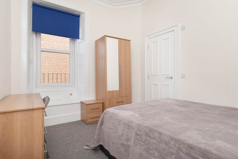 DOUBLE BEDROOM with en suite for flat share - top floor flat in Polwarth - available June