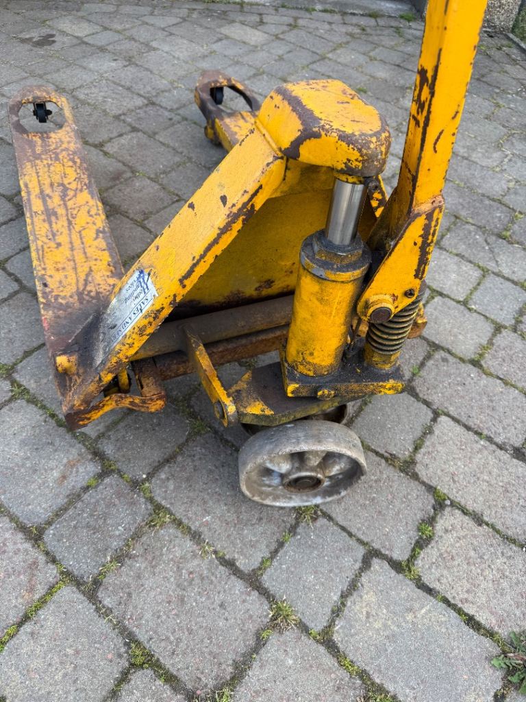 Pallet truck 2 ton, can be seen working. 