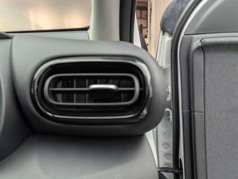 2022 Toyota Yaris 1.5 VVT-h Design Hatchback 5dr Petrol Hybrid E-CVT Euro 6 (s/s) (116 ps) -  HAT...