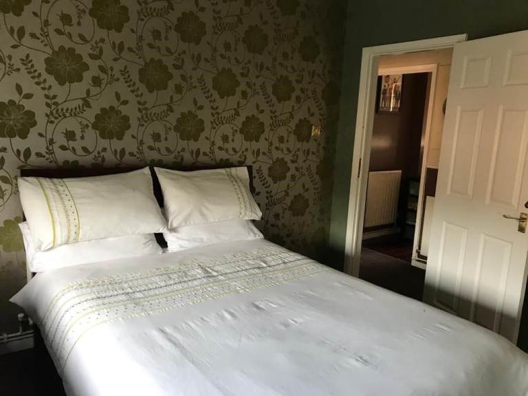 DOUBLE ROOM TO RENT BILLS INCLUDED 200 DEPOSIT IN ADVANCE 