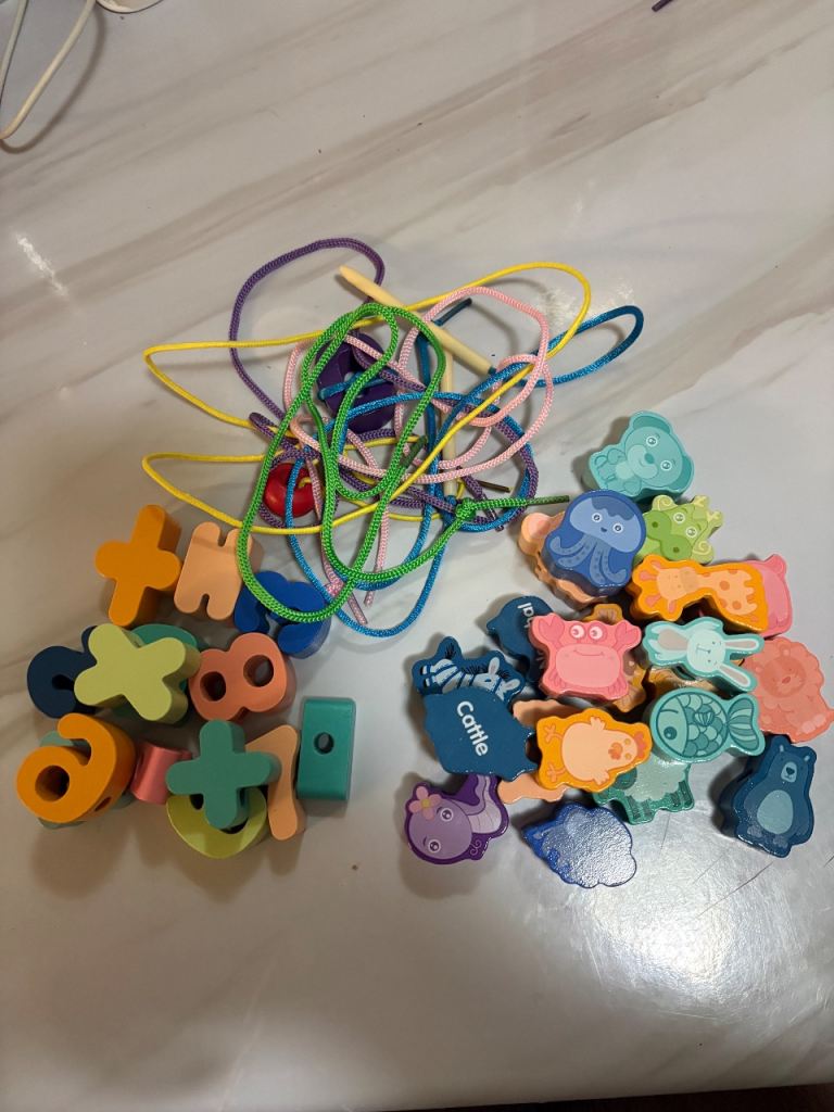 Children’s Animal and number threading set