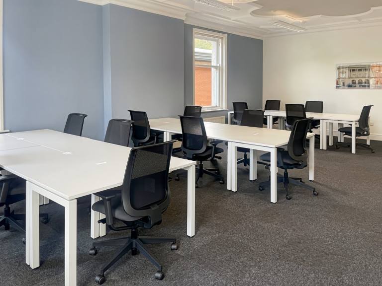 Blackburn - BB2 2DH \ Office Space for Rent with 5 Desks