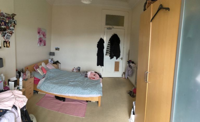 Double room to let in furnished 3 bed flat in Morningside