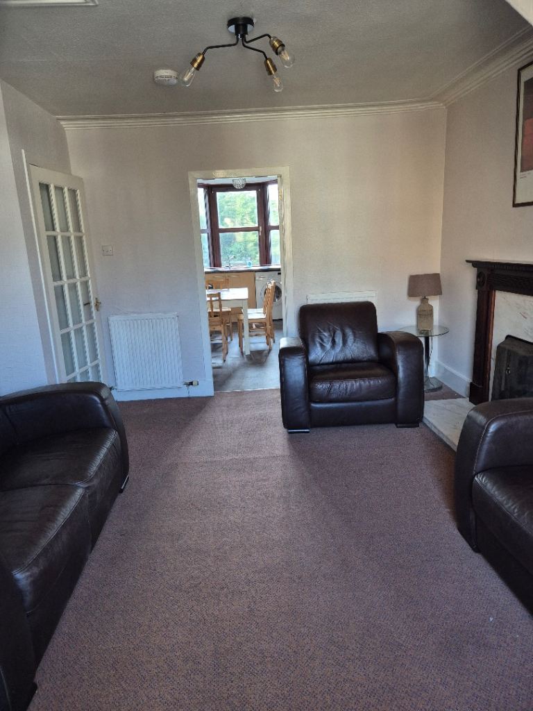 Large 3 Bedroom part furnished flat in lovely west end area.