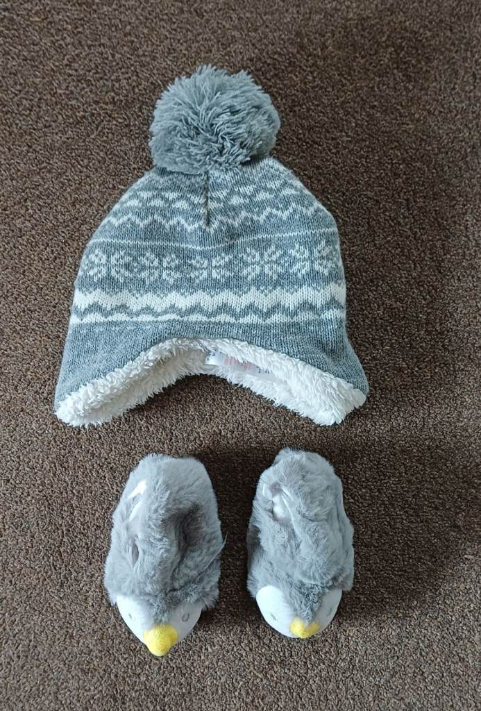 Bundle Baby winter hat 6-12 months + slippers 6-9 months