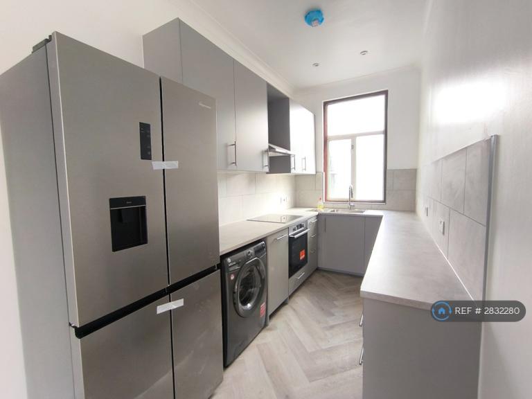2 bedroom flat in Barking Road, London, E13 (2 bed) (#2832280)